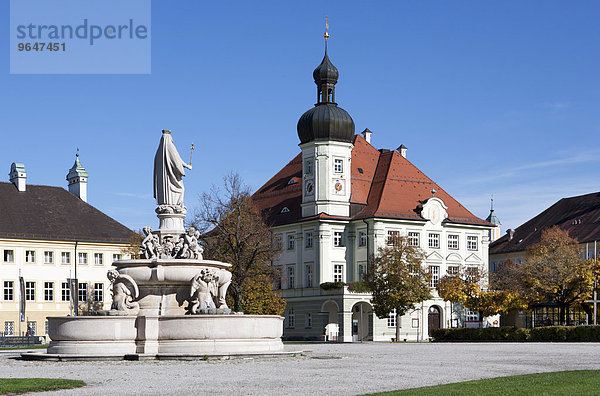 Marienbrunnen mit Rathaus  Kapellplatz  Wallfahrtsort  Altötting  Oberbayer  Bayern  Deutschland  Europa