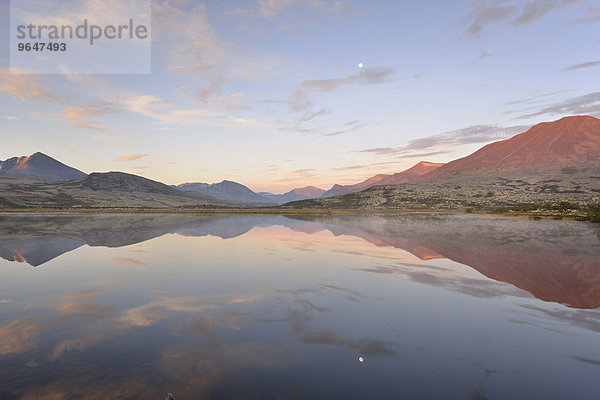 Berge spiegeln sich im See Dørålstjørnin oder Doralstjornin  Rondane-Nationalpark  Norwegen  Europa