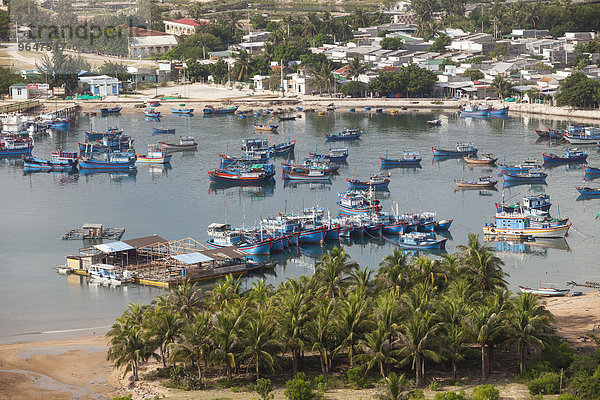 Fischerboote in der Bucht von Vinh Hy  Ninh Thuan  Vietnam  Asien