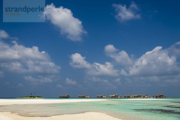 Kleine Inseln und Wasserbungalows  Paradise Island  Malediven  Asien