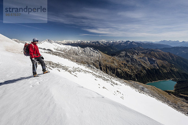 Bergsteiger beim Aufstieg zum Hohen Weißzint  hier am Gliederferner  unten der Neveser Stausee  Lappach  Mühlwaldertal  Tauferer Ahrntal  Pustertal  Südtirol  Trentino-Südtirol  Italien  Europa