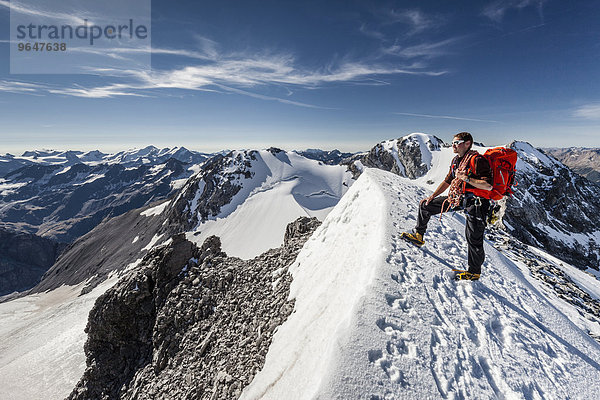 Bergsteiger auf dem Gipfelgrat der Tuckettspitze am Stilfser Joch  hinten der Monte Cristallo  Hohe Schneide  Trafoiertal  Ortlergruppe  Ortlergebiet  Nationalpark Stilfser Joch  Südtirol  Trentino-Südtirol  Italien  Europa