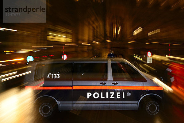 Polizeiauto im Einsatz bei einer Demonstration gegen PEGIDA am Opernring  Innere Stadt  Wien  Österreich  Europa