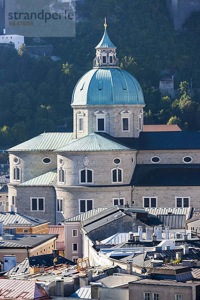 Ausblick vom Kapuzinerberg über Altstadt mit Domkuppel  Stadt Salzburg  Salzburger Land  Österreich  Europa