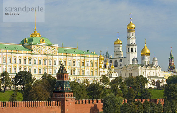 Großer Kremlpalast  Erzengel-Michael-Kathedrale und Glockenturm Iwan der Große  Moskauer Kreml  Moskau  Russland  Europa