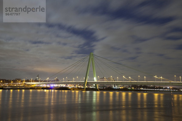 Severinsbrücke über den Rhein  Köln  Nordrhein-Westfalen  Deutschland  Europa