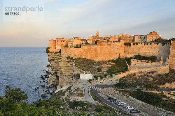 Die mittelalterliche Altstadt auf der Kalksteinklippe im Morgenlicht  Bonifacio  Corse-du-Sud  Korsika  Frankreich  Europa