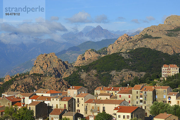 Gebirgslandschaft der Alta Rocca mit der Stadt Sartène  Korsika  Frankreich  Europa