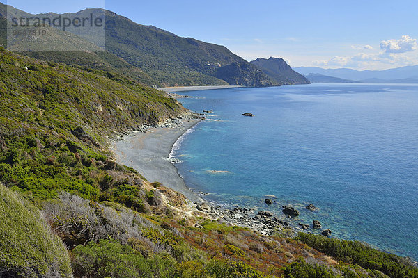 Einsamer Kiesstrand an der Westküste von Cap Corse  bei Nonza  Haute-Corse  Korsika  Frankreich  Europa
