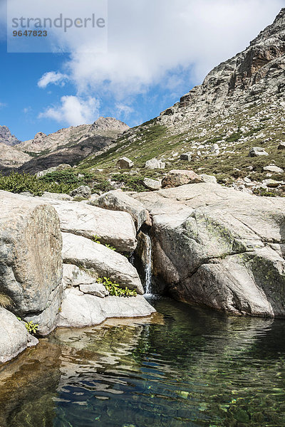 Gumpe mit kleinem Wasserfall im Gebirge  Fluss Golo  Regionaler Naturpark Korsika  Parc naturel régional de Corse  Korsika  Frankreich  Europa