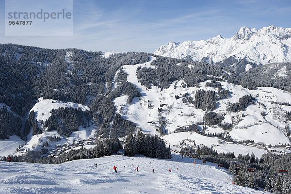 Skifahrer auf Skipiste vor Bergen  Ausblick zum Steinernen Meer  Skigebiet Ski Amade  Dienten  Land Salzburg  Österreich  Europa