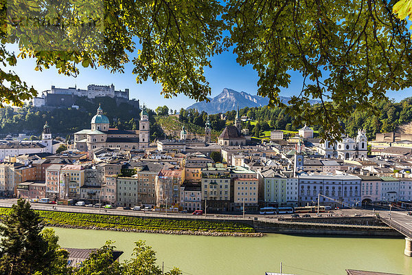 Ausblick vom Kapuzinerberg über Altstadt mit Festung Hohensalzburg  Dom  Kollegienkirche  Stadt Salzburg  Salzburger Land  Österreich  Europa