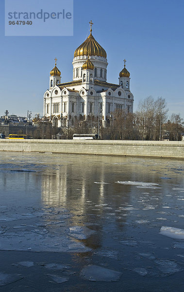 Christ-Erlöser-Kathedrale an der Moskwa mit Eisschollen  Moskau  Russland  Europa