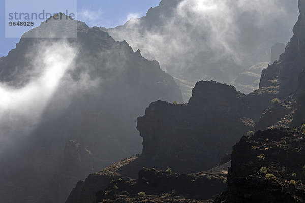 Wolken stauen sich an den Bergen im Valle Gran Rey  La Gomera  Kanarische Inseln  Spanien  Europa