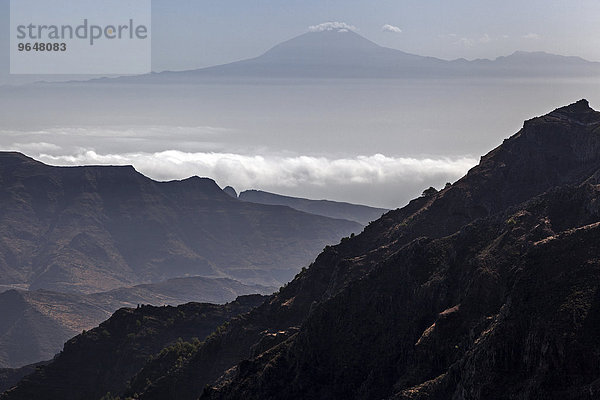 Ausblick Mirador Degollada de Paraza auf den Osten von La Gomera und den Teide auf Teneriffa  La Gomera  Kanarische Inseln  Spanien  Europa