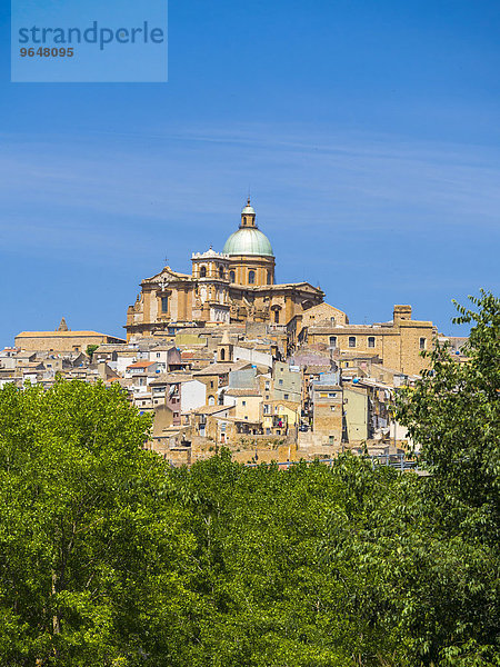 Ortsansicht mit der Kathedrale von Piazza Armerina  Piazza Armerina  Provinz Enna  Sizilien  Italien  Europa
