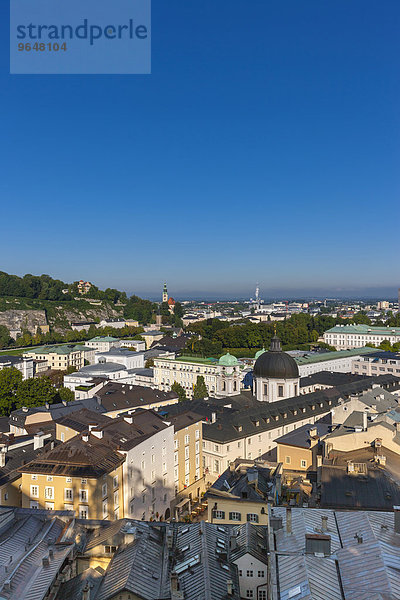Ausblick vom Kapuzinerberg über die Neustadt mit Dreifaltigkeitskirche  Hotel Bristol und Schloss Mirabell  Stadt Salzburg  Salzburger Land  Österreich  Europa