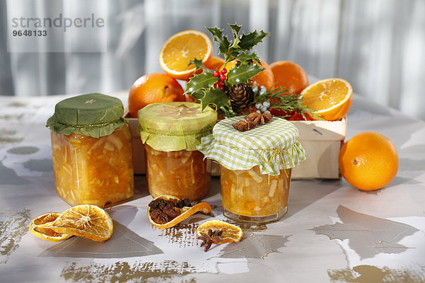 Stillleben mit Orangen  Orangenmarmelade  Stechpalme  Sternanis