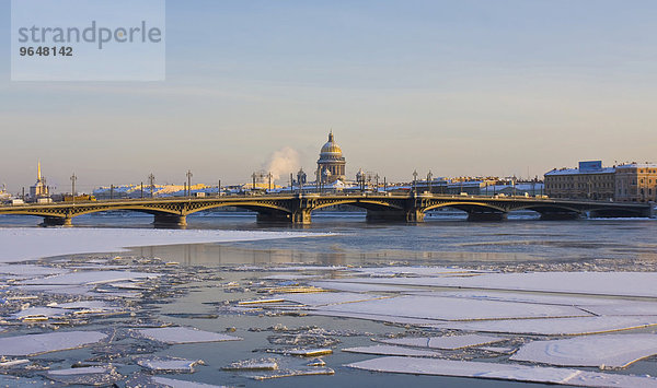 Isaakskathedrale und Palast-Brücke  Eis auf dem Fluss Newa im Winter  Sankt Petersburg  Russland  Europa