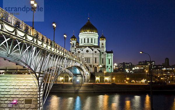 Christ-Erlöser-Kathedrale und Große Steinerne Brücke über den Fluss Moskwa bei Nacht  Moskau  Russland  Europa