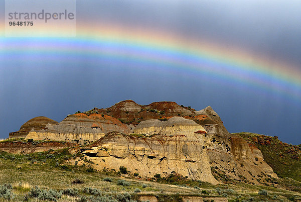 Regenbogen über bunten Badlands  erodierte Steinformation aus Sedimentgestein  Dinosaurier-Provinzpark  UNESCO Weltnaturerbe  Alberta  Kanada  Nordamerika