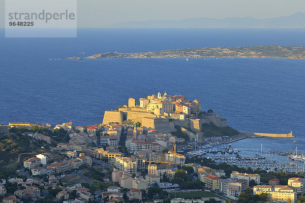 Die Stadt Calvi mit Zitadelle und Yachthafen  Haute-Corse  Korsika  Frankreich  Europa