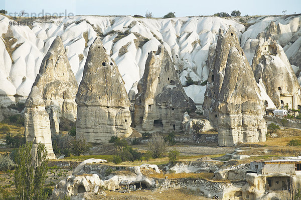 Höhlenwohnungen und Tuffsteinformationen  Göreme  Provinz Nevsehir  Kappadokien  Anatolien  Türkei  Asien