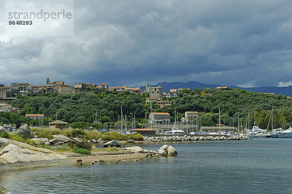 Gewitterwolken am Hafen von Porto Vecchio  Département Corse-du-Sud  Korsika  Frankreich  Europa