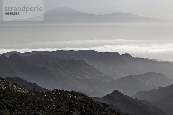 Ausblick Mirador Degollada de Paraza auf den Osten von La Gomera und den Teide auf Teneriffa  La Gomera  Kanarische Inseln  Spanien  Europa