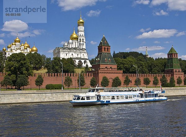 Moskauer Kreml mit Mariä-Entschlafens-Kathedrale  Erzengel-Michael-Kathedrale und Glockenturm Iwan der Große  Moskauer Kreml  Moskau  Russland  Europa