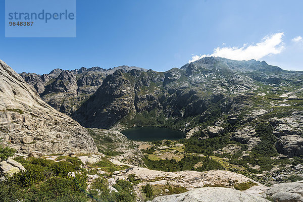 Ausblick auf den Bergsee Lac de Capitello mit Umgebung  Restonica Hochtal  Corte  Département Haute-Corse  Korsika  Frankreich  Europa