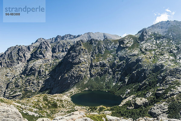 Ausblick auf den Bergsee Lac de Capitello mit Umgebung  Restonica Hochtal  Corte  Département Haute-Corse  Korsika  Frankreich  Europa