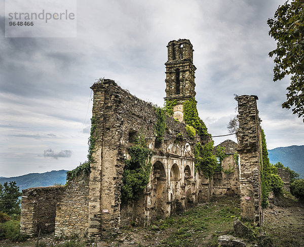 Ehemaliges Franziskanerkloster von Orezza  Ruine einer zerstörten Kirche vor dramatischem Himmel  Valle-di-Rostino  Haute-Corse  Korsika  Frankreich  Europa