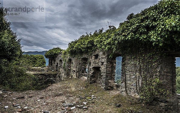 Ruine der Kirche Santa Maria di Riscamone vor dramatischem Himmel  Valle-di-Rostino  Haute-Corse  Korsika  Frankreich  Europa