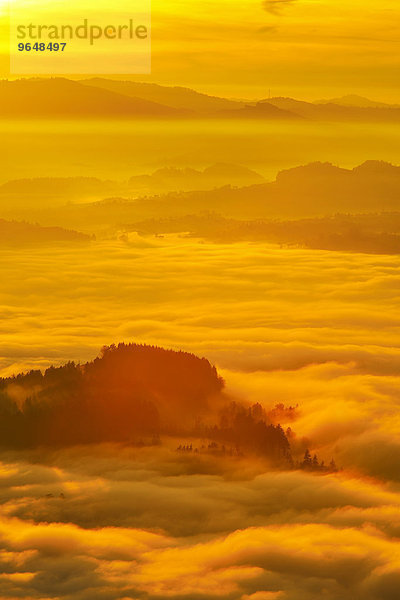 Aussicht vom Rigi über das in Nebel verhüllte Mittelland  Zentralschweiz  Kanton Schwyz  Schweiz  Europa