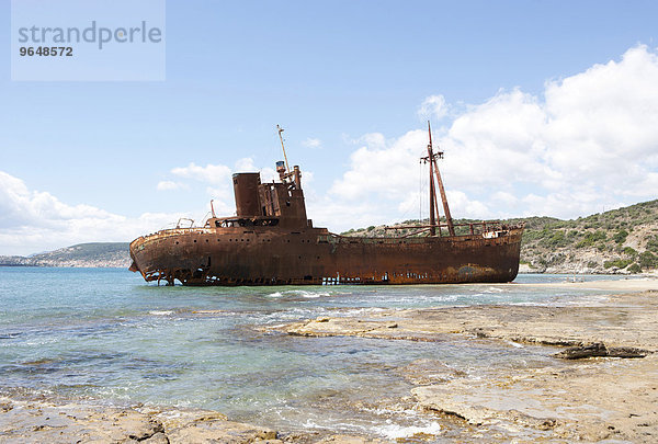 Schiffswrack am Sandstrand  bei Gythio  Peloponnes  Griechenland  Europa