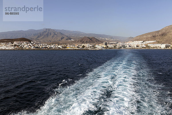 Ausfahrt mit der Fähre vom Hafen  hinten Los Christianos und Teide  Los Christianos  Teneriffa  Kanarische Inseln  Spanien  Europa