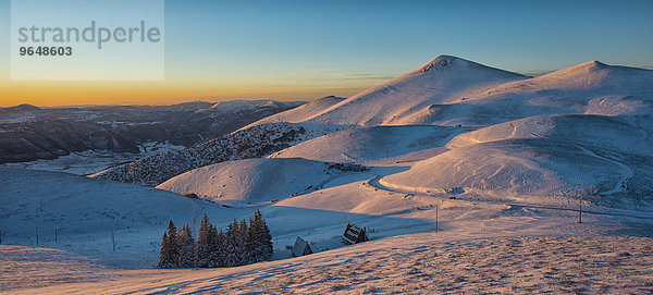Berge bei Sonnenuntergang im Winter  Nationalpark Monti Sibillini  Umbrien  Italien  Europa
