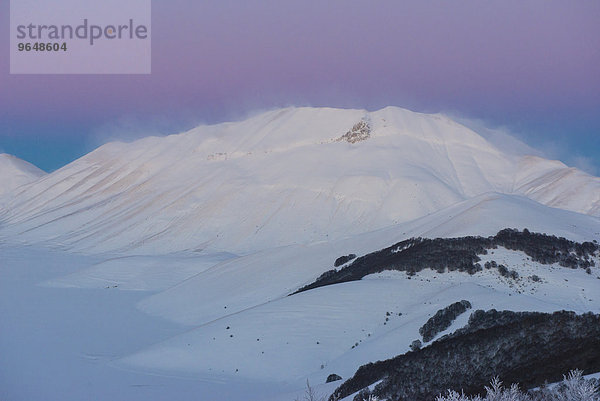 Monte Vettore bei Sonnenuntergang im Winter  Nationalpark Monti Sibillini  Umbrien  Italien  Europa