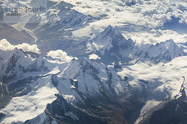 Luftaufnahme von den Walliser Alpen mit dem Dent Blanche  dem Matterhorn  dem Gornergletscher  Walliser Alpen  Schweiz  Europa