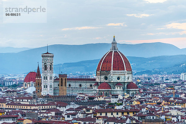 Stadtpanorama mit Kathedrale von Florenz  Duomo Santa Maria del Fiore mit der Kuppel von Brunelleschi  UNESCO-Weltkulturerbe  Abenddämmerung  Florenz  Toskana  Italien  Europa