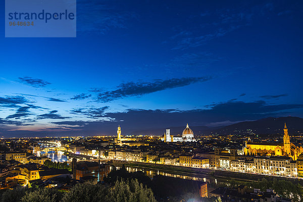Beleuchtetes Stadtpanorama mit Kathedrale von Florenz  Duomo Santa Maria del Fiore mit der Kuppel von Brunelleschi  Palazzo Vecchio  Ponte Vecchio  UNESCO-Weltkulturerbe  Abenddämmerung  Florenz  Toskana  Italien  Europa