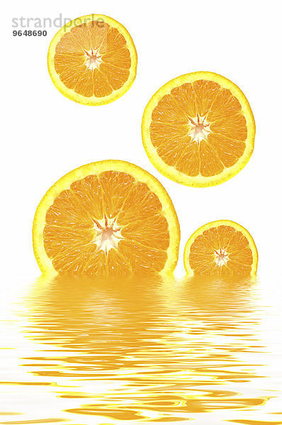 Orangenscheiben mit Spiegelung im Wasser