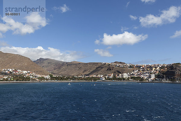 Ausfahrt aus dem Hafen von San Sebastian mit Ausblick auf San Sebastian  La Gomera  Kanarische Inseln  Spanien  Europa