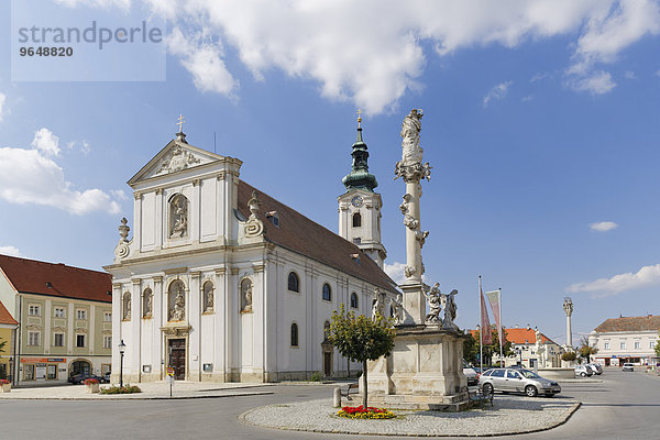 Pfarrkirche zur Allerheiligsten Dreifaltigkeit am Hauptplatz  Bruck an der Leitha  Industrieviertel  Niederösterreich  Österreich  Europa