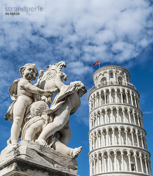 Skulptur vor dem Schiefen Turm von Pisa  Torre Pendente  Piazza del Duomo oder Piazza dei Miracoli  Pisa  Toskana  Italien  Europa