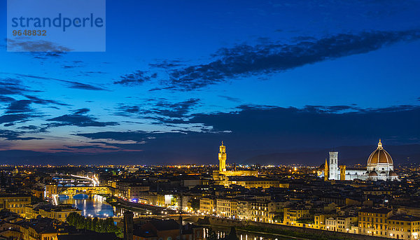 Beleuchtetes Stadtpanorama mit Kathedrale von Florenz  Duomo Santa Maria del Fiore mit der Kuppel von Brunelleschi  Palazzo Vecchio  Ponte Vecchio  UNESCO-Weltkulturerbe  Abenddämmerung  Florenz  Toskana  Italien  Europa