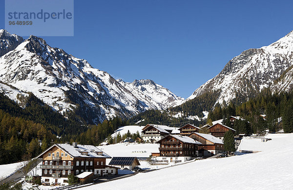 Bergbauernhöfe mit verschneiter Gebirgslandschaft  Hohe Tauern  Kalser Tal  Kals am Großglockner  Tirol  Österreich  Europa