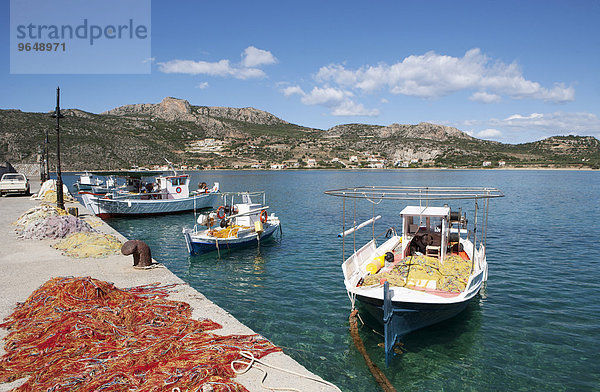 Fischerboote im Hafen  Plitra  Peloponnes  Griechenland  Europa