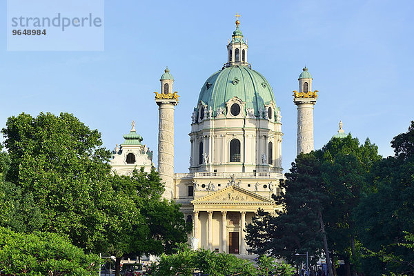 Resselpark mit der barocken Karlskirche von Johann Bernhard Fischer von Erlach  Karlsplatz  Wien  Österreich  Europa